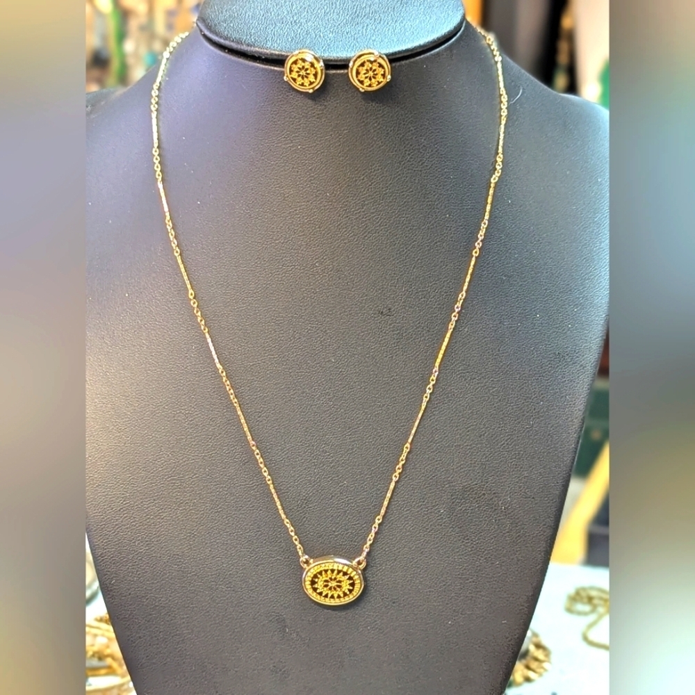 Vintage 80s Avon Snow Fantasy Oval Snowflake Necklace & Earrings Gold Tone Set - Picture 2 of 12